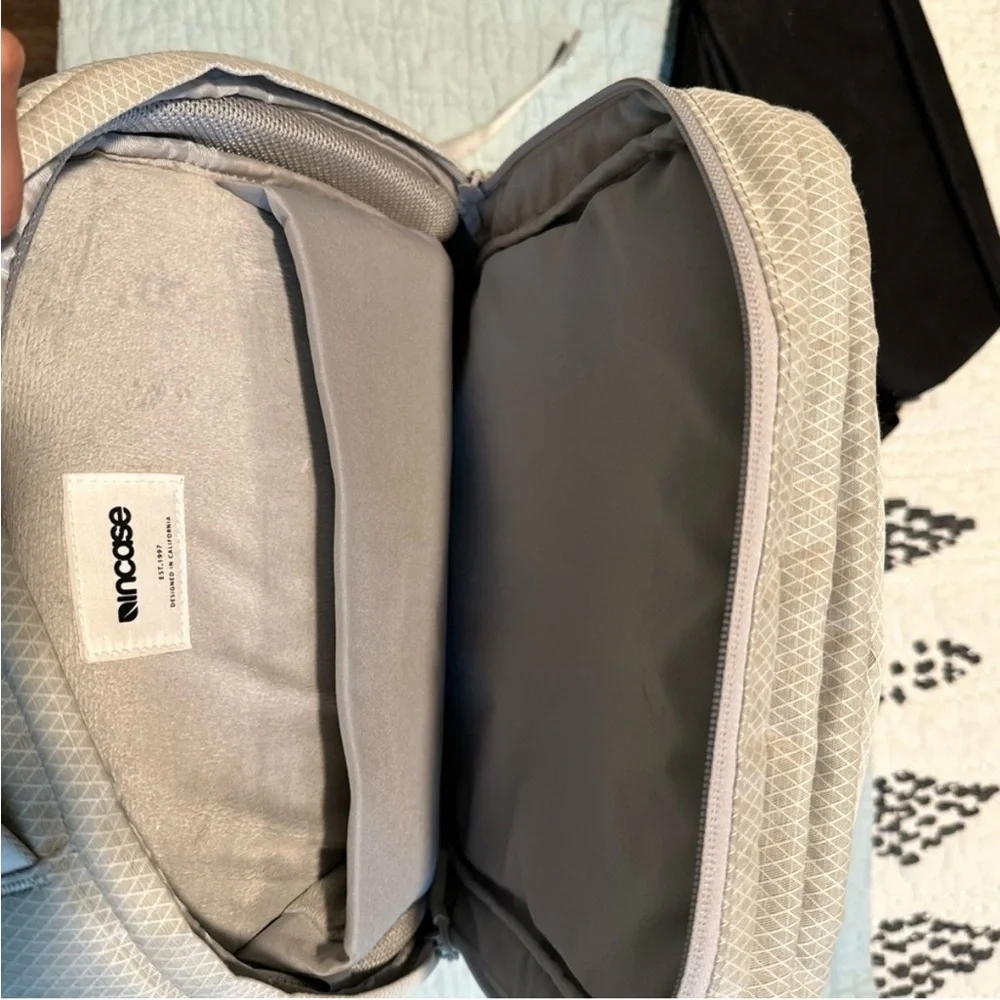 NWOT Incase backpack - Picture 6 of 7
